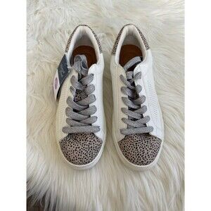 NWT Universal Thread contrast Sneakers size 6.5